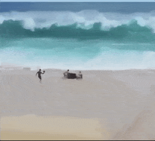 在大浪滔天的海边坐沙发上摆拍