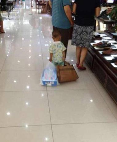 这娃肯定不是亲生的