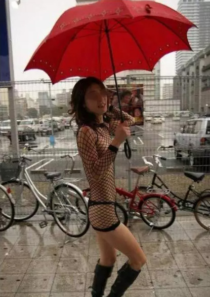 这衣着实力辣眼睛啊，不过我喜欢