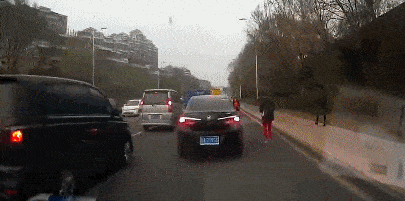 大妈真是碰瓷界的耻辱啊