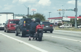 谁说身高不够就不能骑摩托的,大哥这不照样骑的稳稳的