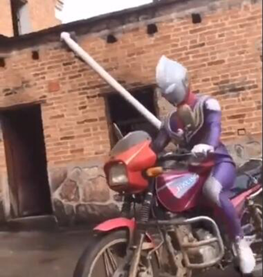 怪兽没得打了，没业务了，只能去跑摩的