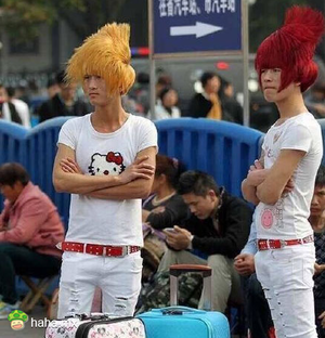 请用四个字形容他俩