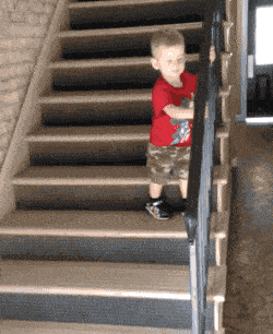 熊孩子,你还是体质差呀!剩一个台阶又给摔了