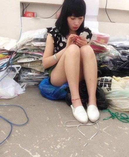 妹子只顾着玩手机