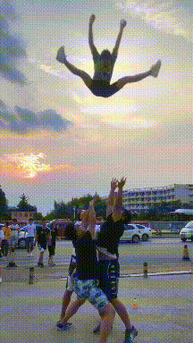 几位小哥快跑吧,她男朋友正在拿刀赶来