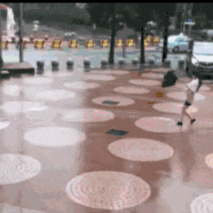 大姐,风这么大,你就别出门了