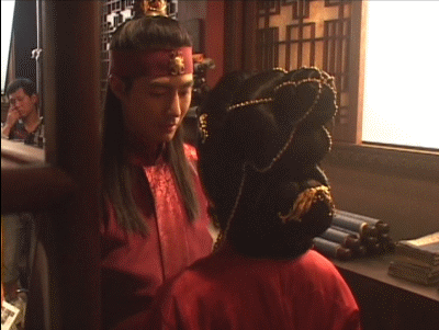 拍《霜花店》时的赵寅成和宋智孝 懵智gif