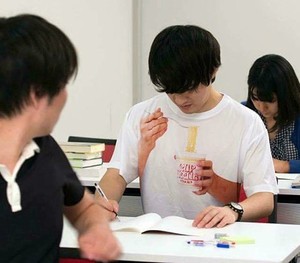 同学,同学,唉,上课不能吃泡面