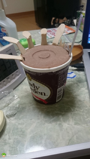 十一区一小哥吃冰淇淋，从此留下了心理阴影...我要这木棒有何用