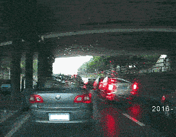 孩子将垃圾随手扔出车窗外,于是爸爸下车,将垃圾捡回了车里,并对孩子的行为进行了指责。给这位爸爸点赞!