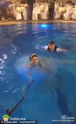 新郎新娘婚礼上跳水庆祝 婚纱太重新娘险溺水