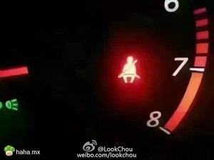 刚才有个傻X打电话问我 车上仪表有故障灯亮了，一个小人背着一把宝剑，这是怎么了？我告诉他，这是特么车上有刺客。