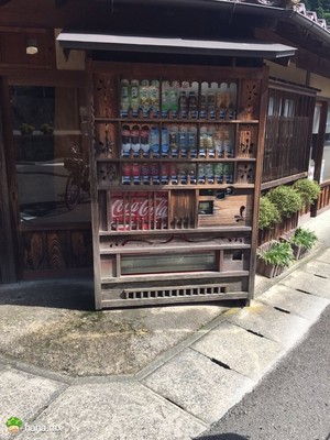 岛国出云石见银山古城的一台自动贩卖机,为了符合整个街区的古朴风貌,特意采用了全木制工艺。