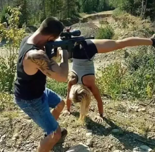 女朋友都这个姿势了你竟然还玩枪