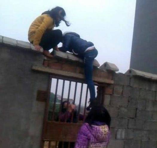 妹子，明明有个门，为何要翻墙呢？