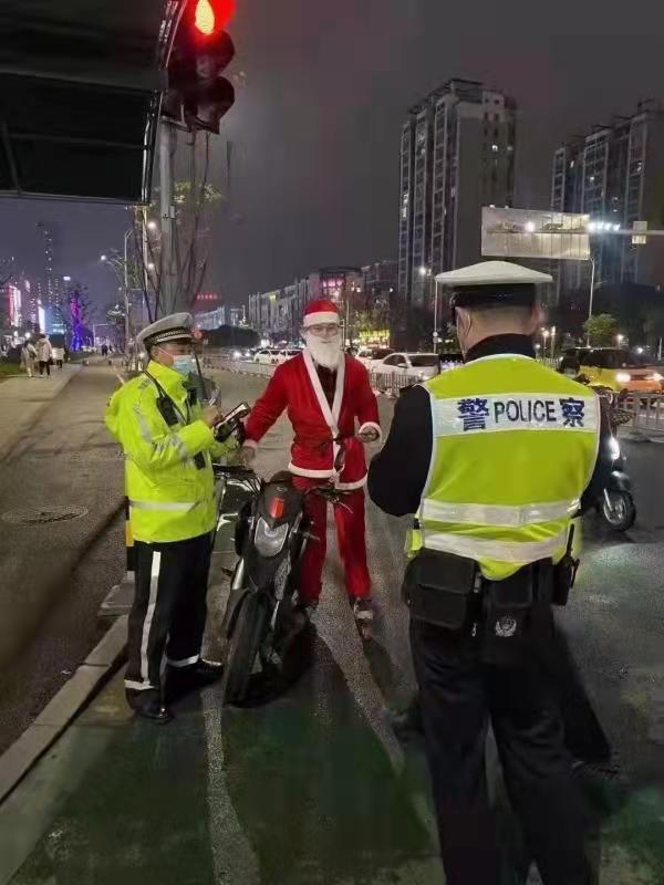 未按规定佩戴安全头盔