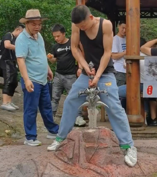 拔出来后就成为了弑父者