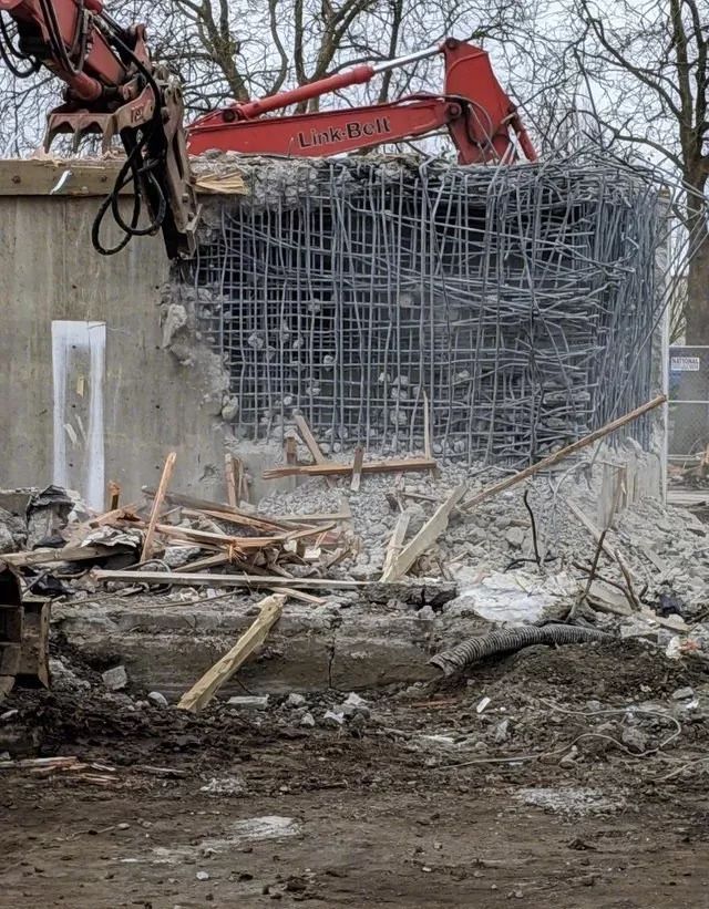 拆迁现场,银行建筑的墙壁内部