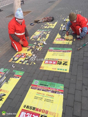 拒绝乱贴广告!环卫工人跪地手抠清理