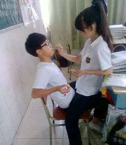 教室里严禁虐狗！