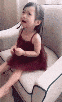 我要吃糖，我要妈妈陪我玩，咦？我不哭了，给我糖吧！所以说，女孩子从小就是善变的。