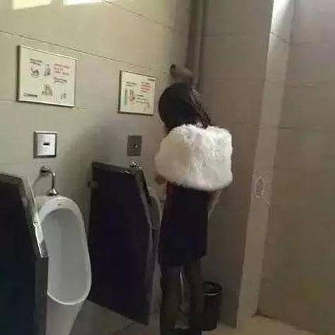 今天在男厕所看见一个妹子，也不知道她想干啥呢