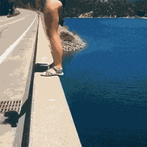 或许妹子想体验一下皮开肉绽的感觉吧