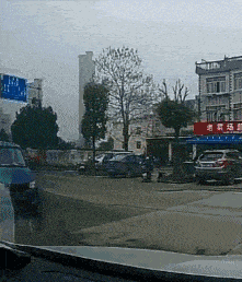 大哥,是不是在车里坐久了想出来透透气啊
