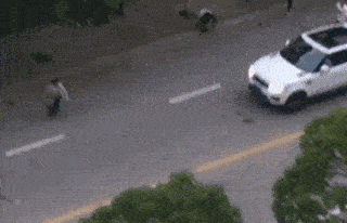 大哥,你的演技有点夸张啊