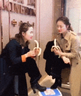 虽然黑衣服的妹子吃的很豪放,但黄衣服妹子这内涵的眼神什么意思?你在想什么呢?