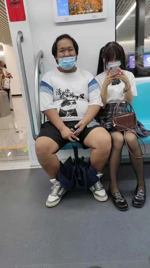 陪弟弟参加漫展,一脸不情愿的样子。