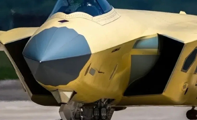 老婆说这飞机怎么有两颗龅牙?