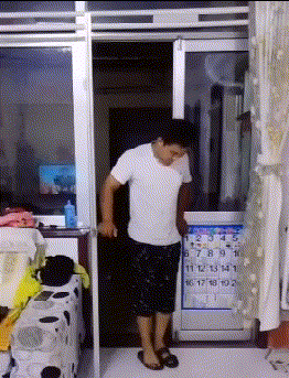 虽然你脱鞋进屋了,但你忘了洗脚,这下刚拖的地都白拖了