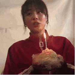 这姑娘晚上一定打呼噜