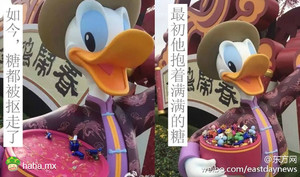迪士尼唐老鸭遇袭 手上糖果被游客抠光