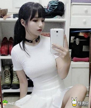 妹子的妆画得好浓啊