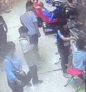 女子游戏室暴打别人家孩子:他把我儿子带坏了