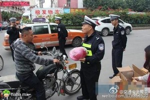 蜀黍告诉你：人到了这个年纪，骑电动车一定要戴安全头盔，否则 会被开保时捷路虎的同学认出来…