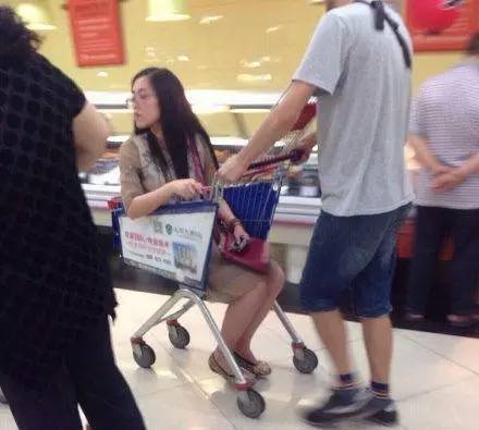 妹纸，别把购物车给坐坏了……