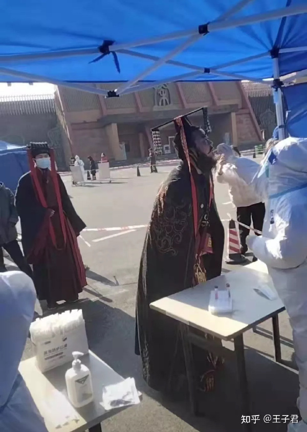 今天就是始皇帝来了也得做核酸,玉帝来了也不行!我说的