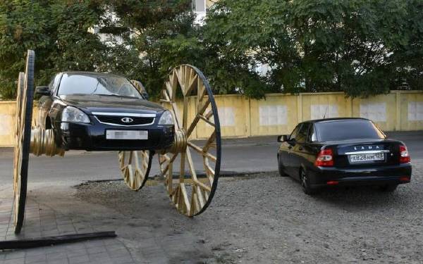 你爬上车的样子很狼狈…