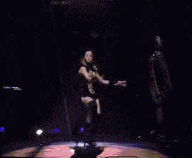 妹子，快快快赶紧捡起来，不然你就露馅了！