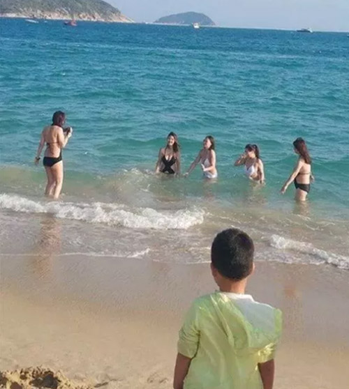从少年的背影中,我看到了他对大海……
