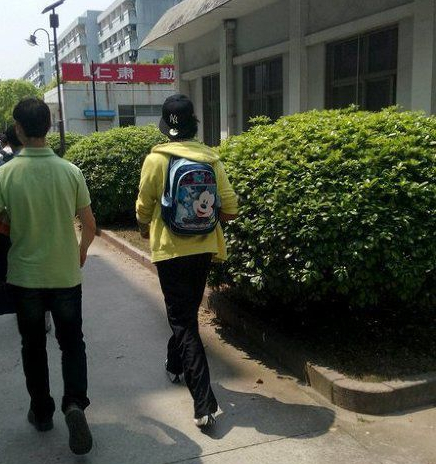 这哥们多大了?还背这书包?