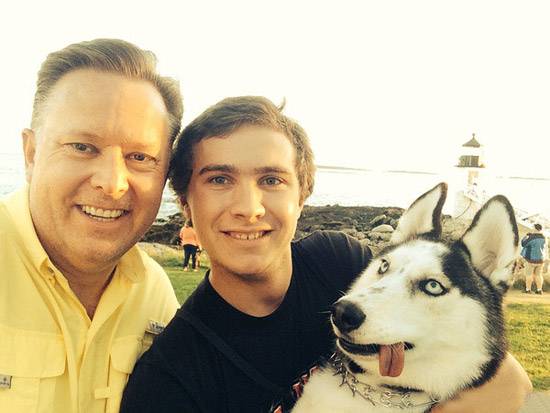 被哈士奇抢镜了