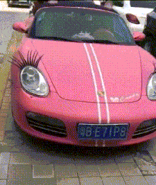 小伙子一脸无奈