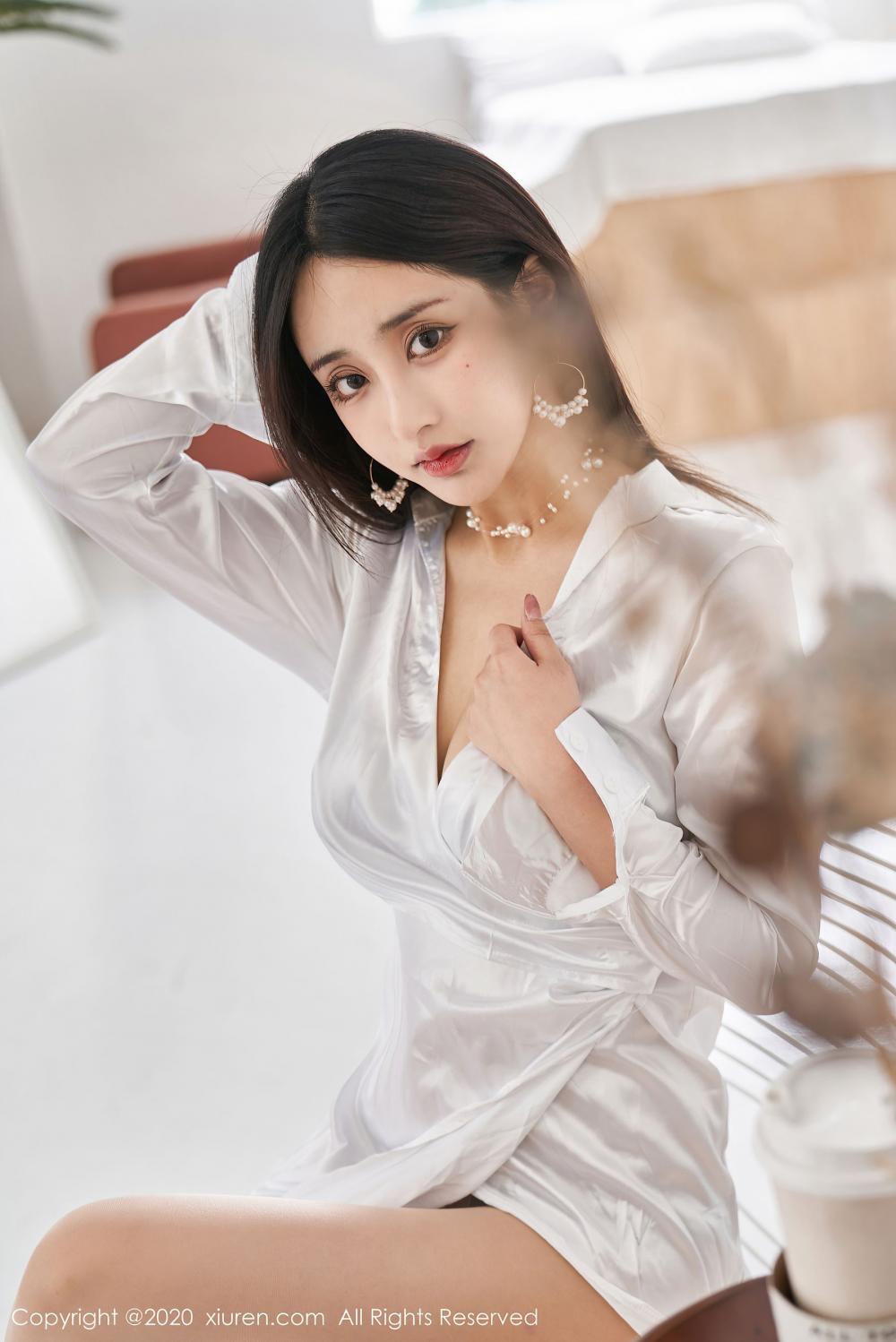 身穿白色上衣配雪纺裙子,魅力风采无限美