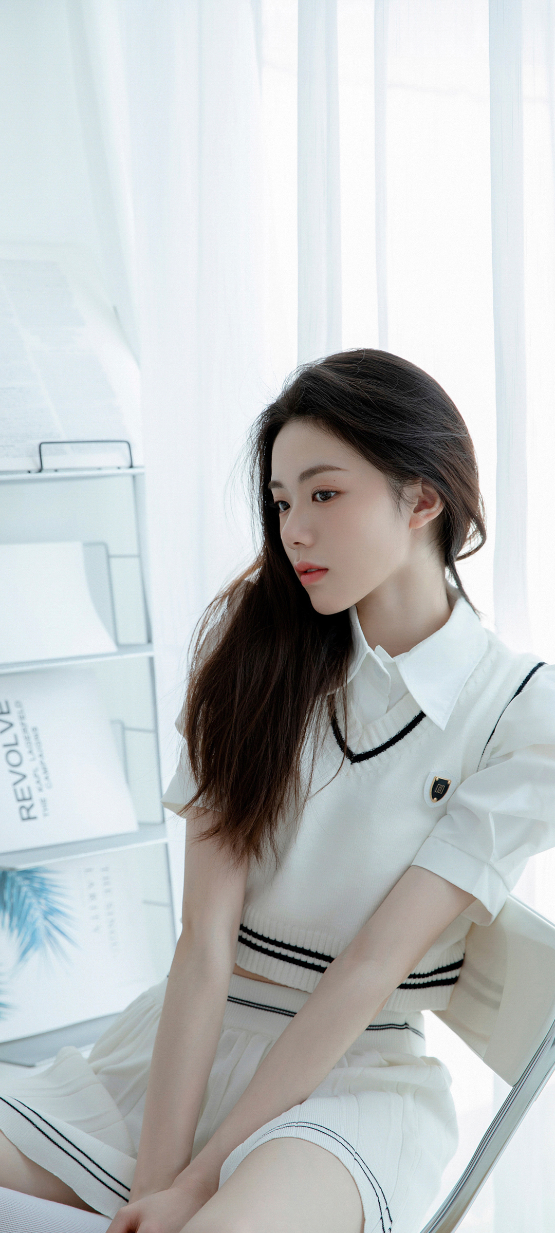 白色毛衣裙美女