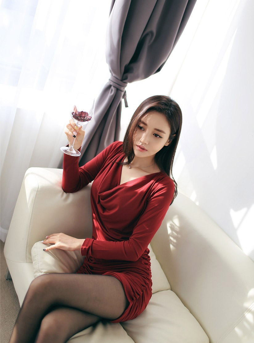 包臀红裙美女黑丝美腿诱惑性感写真2